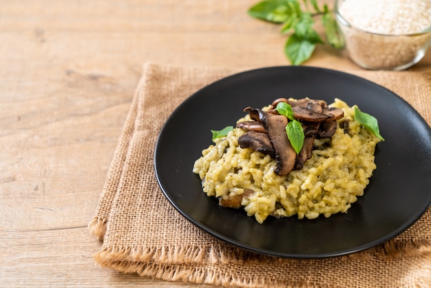 Risotto z grzybami z pesto i serem