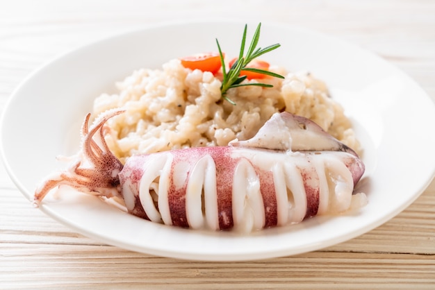 Zdjęcie risotto z kalmarów lub ośmiornic