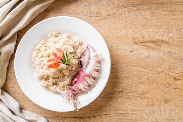 risotto z kalmarów lub ośmiornic