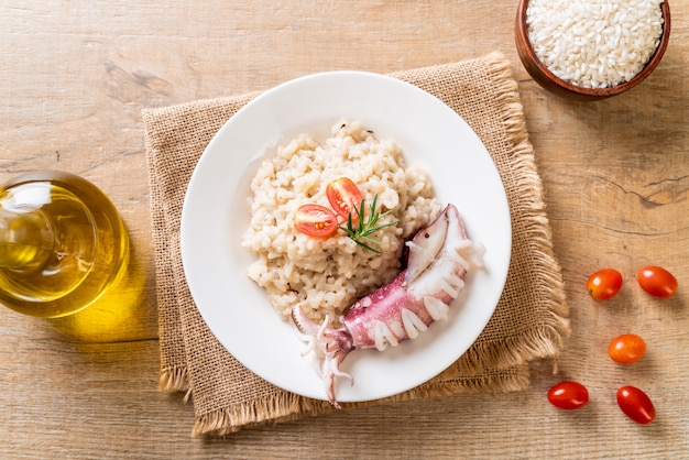 risotto z kalmarów lub ośmiornic