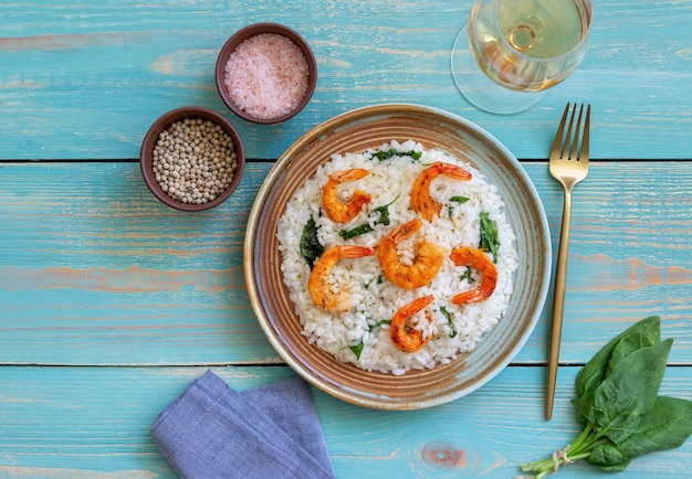 Risotto z krewetkami i szpinakiem. Zdrowe jedzenie. Jedzenie wegetariańskie.