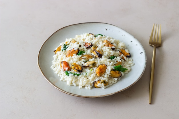 Risotto z małżami i szpinakiem. Zdrowe jedzenie. Jedzenie wegetariańskie.