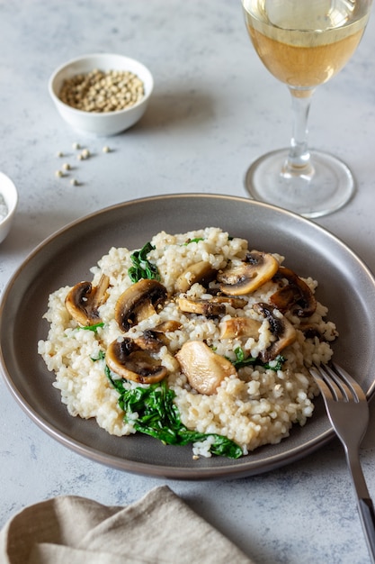 Risotto z pieczarkami i szpinakiem