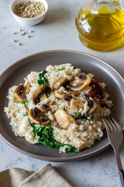 Risotto z pieczarkami i szpinakiem