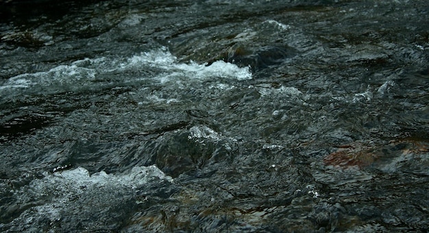 River Breaker Z Jasną Zimną Wodą W Górskiej Rzece Szczegółowe Zdjęcie Stockowe