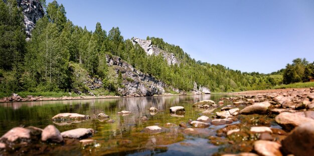 Zdjęcie river panorama rzeka pejzaż górami dziewiczy pustkowia panorama przyrodzie skaliste klify river
