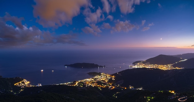 Riwiera Budva nocą wybrzeże Czarnogóra Bałkany Morze Adriatyckie