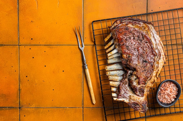 Roast Rack żeberek jagnięcych żeberka żeberka na grillu Pomarańczowe tło Widok z góry Kopiuj przestrzeń