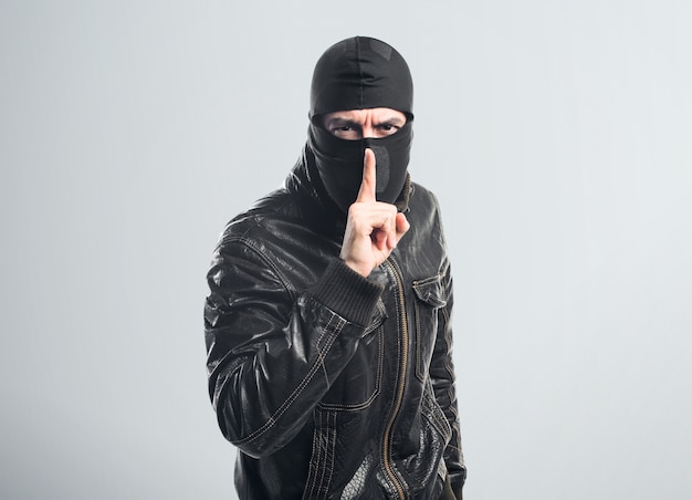 Robber robi gest ciszy