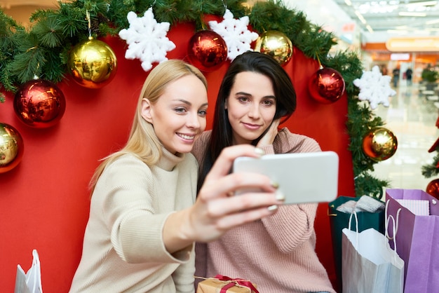 Robić selfie portretowi w centrum handlowym