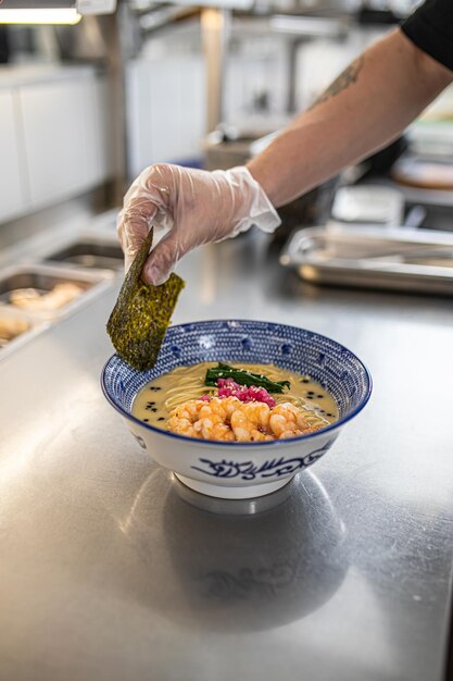 Robię Japońską Zupę Ramen Z Krewetkami.