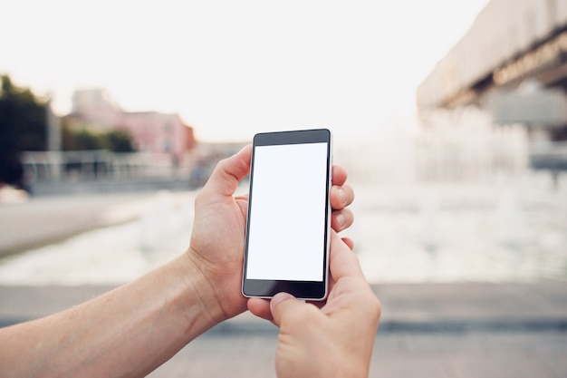 Robię Selfie W Pov. Trzymając Się Za Ręce I Dotykając Pustego Smartfona Ze ścieżką Przycinającą Na Ekranie