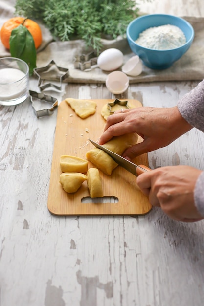 robienie domowych ciasteczek w kuchni