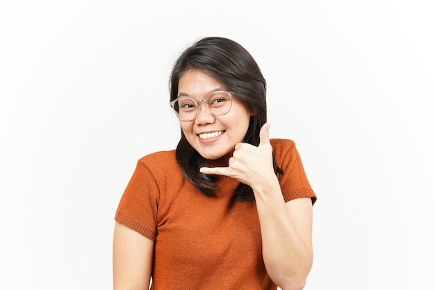 Robienie gestu telefonu pięknej azjatyckiej kobiety na białym tle