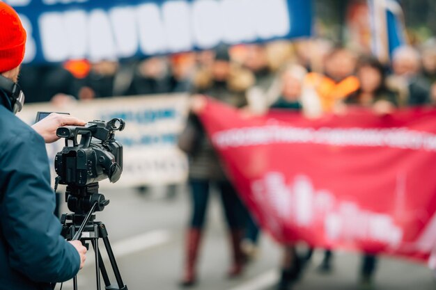 Robienie kamerzysty mediów informacyjnych podczas publicznego protestu