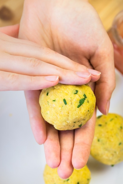 Robienie kulek falafel