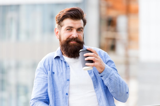 Robienie łyka Świetna kawa daje świetne pomysły Mężczyzna pije kawę na wynos Brodaty mężczyzna relaksuje się na świeżym powietrzu Koncepcja przerwy na kawę Uzależniony od kofeiny Poranna kawa Dojrzały hipster delektuje się gorącym napojem
