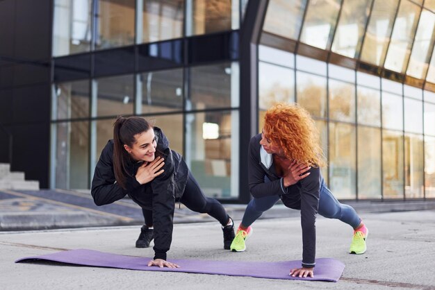 Robienie pompek Dwie przyjaciółki o wysportowanych ciałach mają dzień fitness na świeżym powietrzu