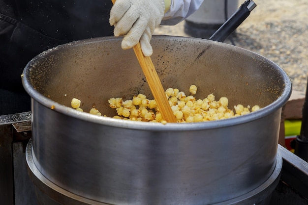 Robienie Popcornu W Małym Kiosku Podgrzać Masło I Sól To Kluczowe Składniki Pysznego