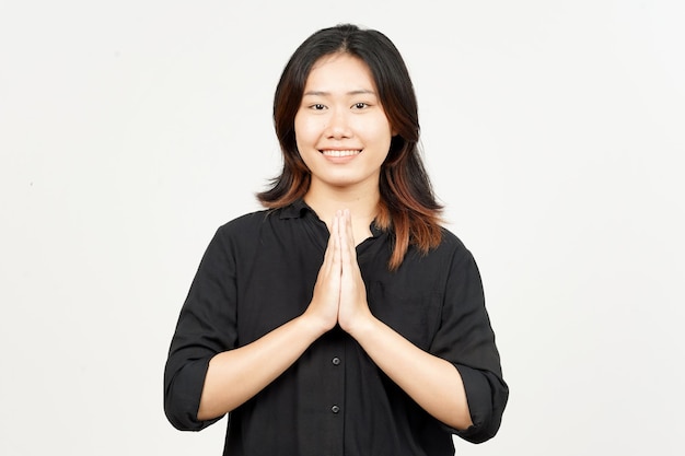 Robienie powitania Namaste pięknej azjatyckiej kobiety na białym tle