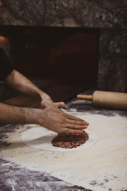 Robienie tureckiej pizzy lub fast foodów lahmacun i popularnego street foodu w krajach śródziemnomorskich