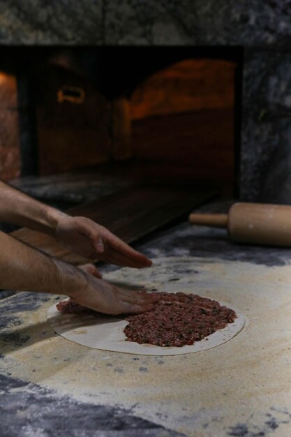 Robienie tureckiej pizzy lub fast foodów lahmacun i popularnego street foodu w krajach śródziemnomorskich