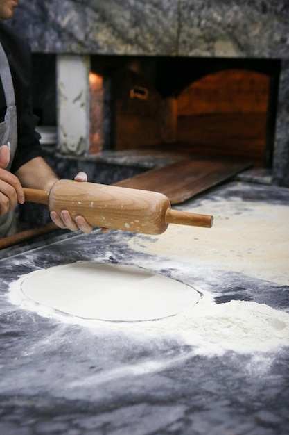 Robienie tureckiej pizzy lub fast foodów lahmacun i popularnego street foodu w krajach śródziemnomorskich