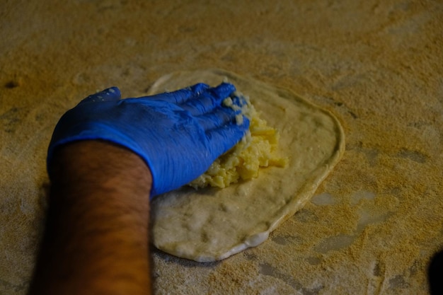 Robienie tureckiej pizzy lub lahmacun - fast food i popularne jedzenie uliczne w krajach śródziemnomorskich.