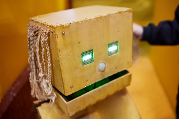 Robot, autonomiczny programowalny robot humanoidalny. kontrolowane radiowo. zbliżenie