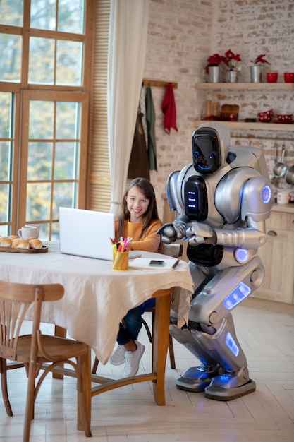 Zdjęcie robot i dziewczyna oglądają filmy online