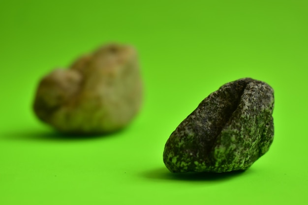 rocas en fondo verde