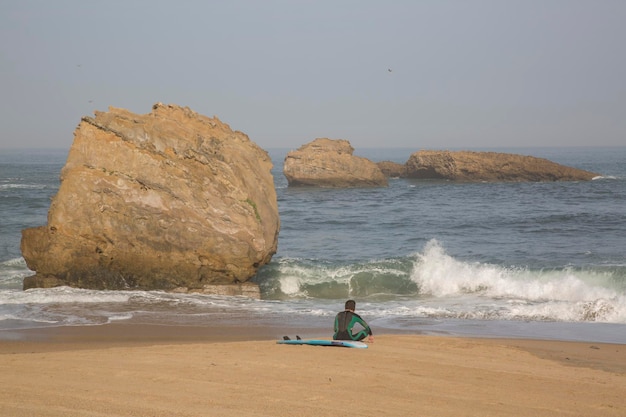 Rock na plaży w Biarritz we Francji