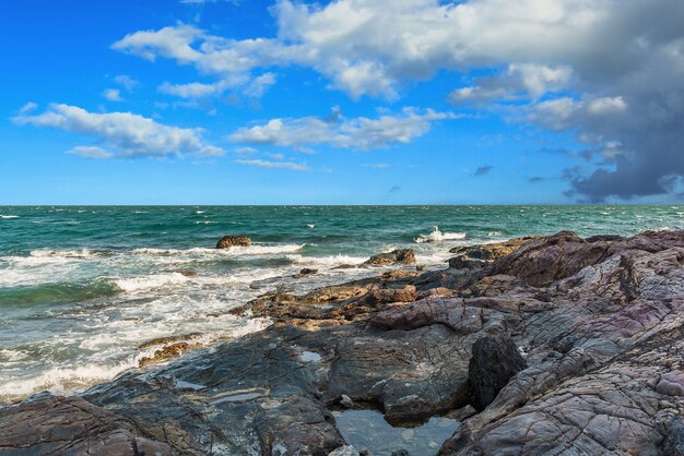 Rockowa plaża i niebieskie niebo na wyspie.