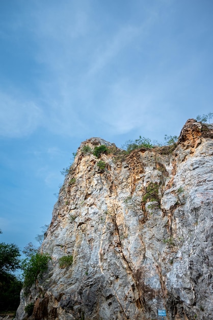 Rockowa scena górska i niebieskie niebo w tle