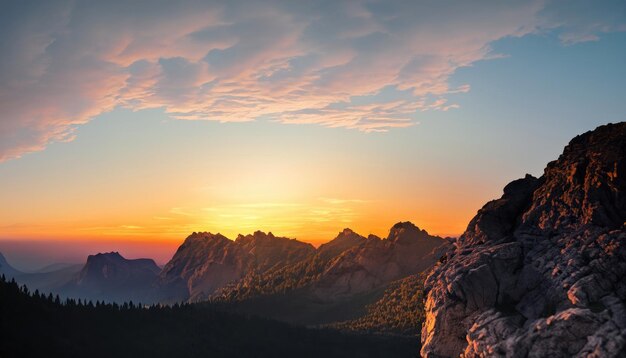 Rocky Mountain i zachód słońca w tle