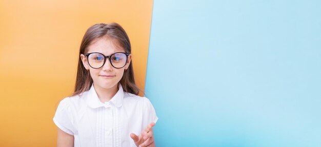 Zdjęcie roczna dziewczyna w okularach z uśmiechem edukacja dziecięca koncepcja uczenia się miejsca kopiowania
