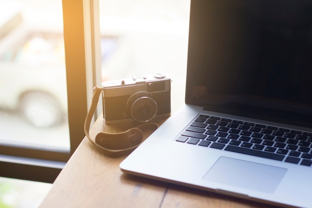 Zdjęcie rocznik aparatu, laptop, z miękkim światłem