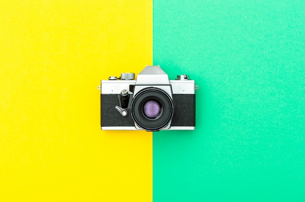 Rocznik Kamera Na Kolorowym Stole