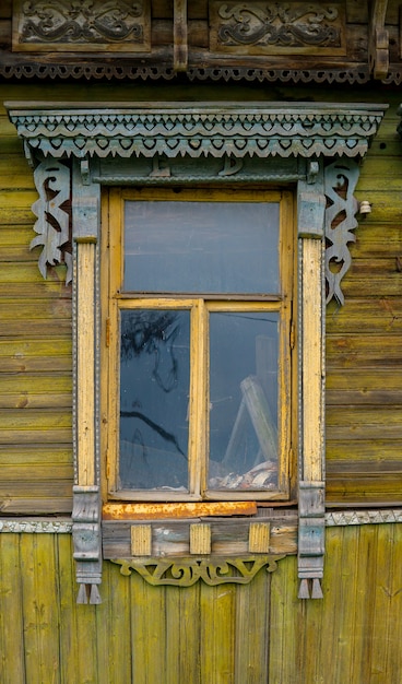 Rocznika okno w starym drewnianym domu.