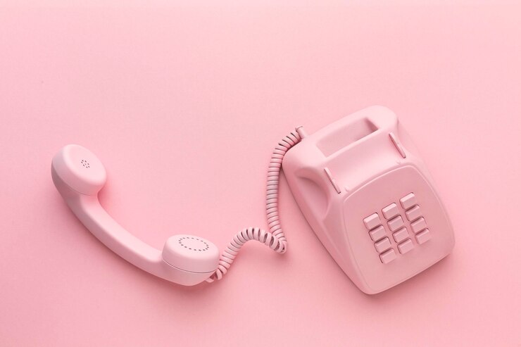 Zdjęcie rocznika telefon na koloru tle
