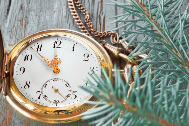 Rocznika zegarek na świątecznym zimy tle pokazuje od pięć do dwanaście