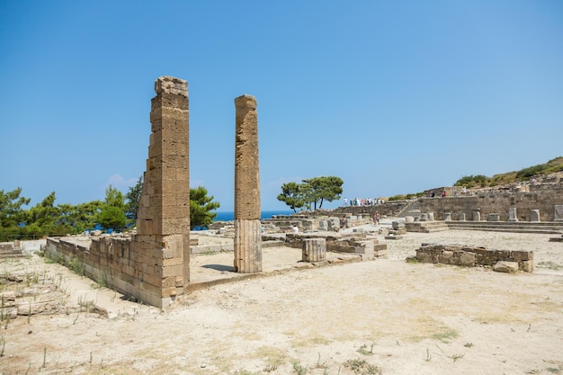 Rodos, Grecja - 11 sierpnia 2015: Ludzie zwiedzający ruiny starożytnego miasta Kamiros na wyspie Rodos, Grecja