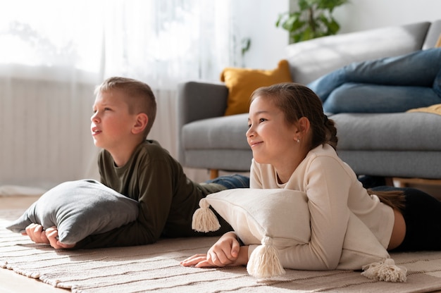 Zdjęcie rodzeństwo razem ogląda telewizję