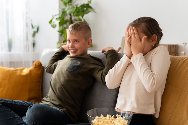 Rodzeństwo razem ogląda telewizję