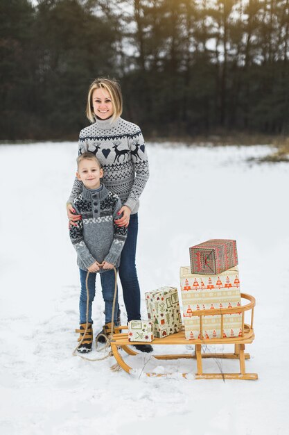 Rodzic I Dziecko Z Saniami, Zimą Na Sankach, Zajęcia Na świeżym Powietrzu