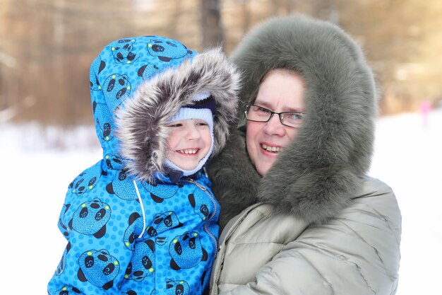 Rodzic trzymający dziecko na rękach w winter park