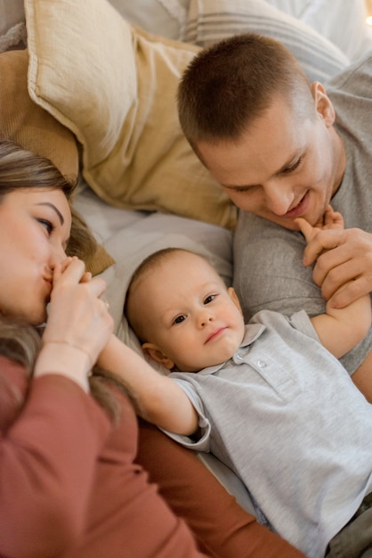 Rodzice bawią się z synem w sypialni