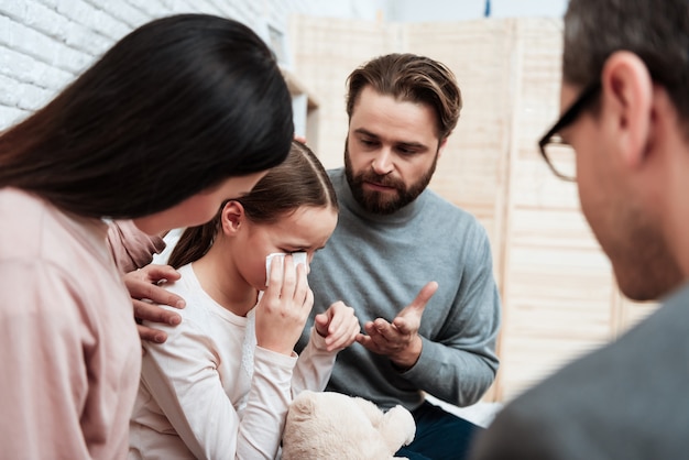 Rodzice Calm Down Crying Daughter Therapy Session