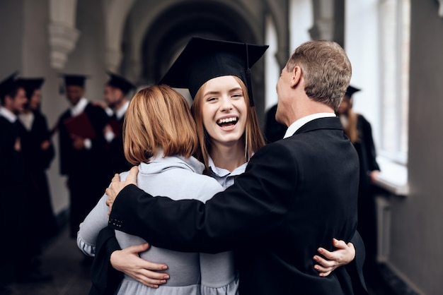 Rodzice gratulują uczniowi, który kończy studia.