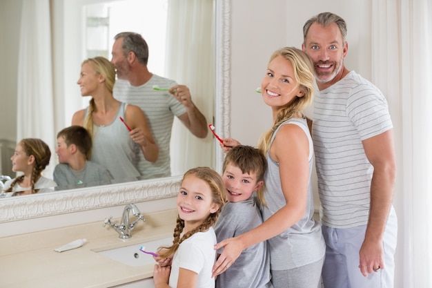 Rodzice i dzieci myją zęby w łazience